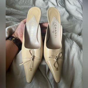 CHANEL Cream Pointed-Toe Leather Mules with CC Charm